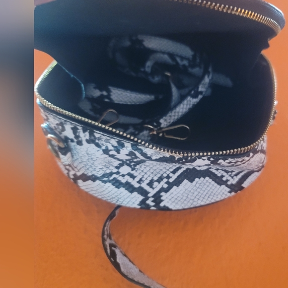 NWOT, Womens Large black and white snake skin with shoulder strap - Picture 3 of 3